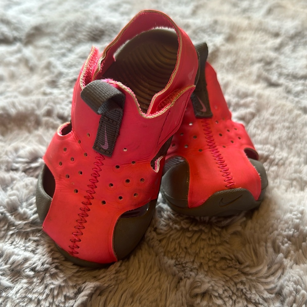Nike sandals size 4